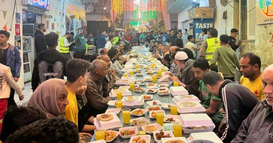 هنا الطيبة والكرم.. أكبر إفطار جماعي في قنا بـ5000 وجبة.. فيديو