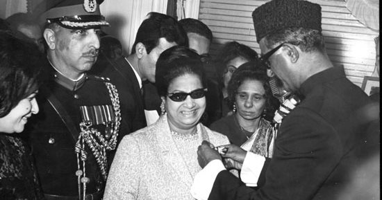 سعيد الشحات يكتب: ذات يوم.. 23 مارس 1968.. الرئيس الباكستانى يمنح أم كلثوم وسام «نجمة الامتياز» لغنائها قصيدة «حديث الروح» للشاعر محمد إقبال والسفير يقلدها الوسام فى حفل كبير بمنزله