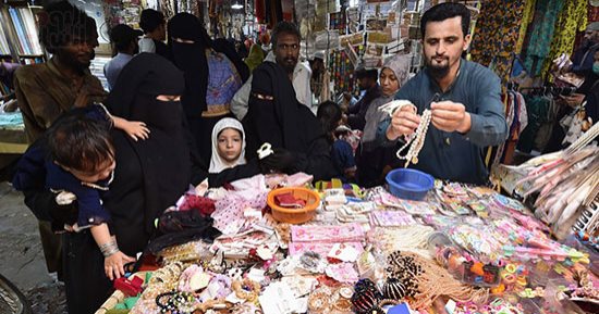 إذا لم تستطع دفع زكاة الفطر قبل العيد.. ماذا تقول الشريعة الإسلامية؟