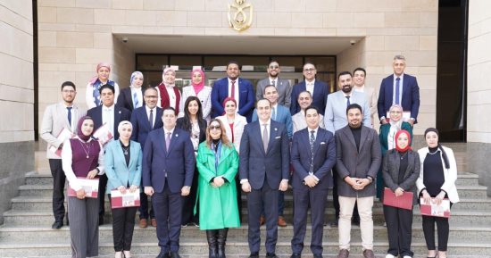 رئيس هيئة الرعاية الصحية ونائب وزير الاتصالات يكرمان 32 قيادة تنفيذية وكادرا بالهيئة 