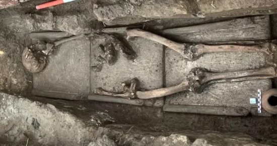 اكتشاف مقابر جنائزية تحتوى طرق دفن غريبة يعود تاريخها لقبل الميلاد فى إيطاليا