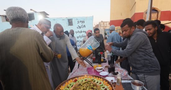 أهل "الطيباب" فى أسوان ينظمون إفطارا جماعيا وسط الطبيعة الساحرة على النيل.. أبناء النوبة يستقبلون ضيوفهم بالفواكه والأكلات المميزة.. الأهالى يؤكدون: عادة توارثناها من الأجداد واختيار المكان وتجهيزه بالرسومات