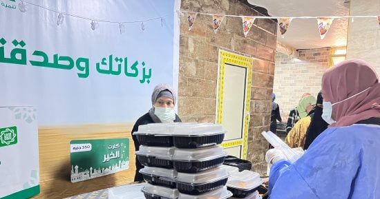 مبادرات الخير فى شهر رمضان.. توفير آلاف الوجبات يوميا للأسر بقرى ومدن شمال سيناء.. امتدت لتصل لمرافقى المصابين الفلسطينيين بالمستشفيات.. ومعايير صارمة لمراقبة الجودة.. ويشارك فيها متطوعون من كل الأعمار