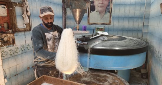 حاجة من ريحة زمان.. الحمامصى أقدم كنفانى بالغربية.. عمره 60 سنة وبدأ بفرن من الطوب اللبن والصاج النحاسى.. صاحب المحل: ورثناه عن أجدادنا.. وطورنا في المهنة وأنتجنا كنافة بالمانجو والفواكه.. صور