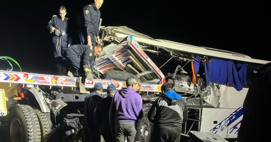 مصرع شخص وإصابة 8 آخرين بحادث تصادم أتوبيس وشاحنة بطريق أبوسمبل