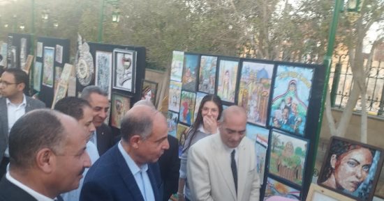 محافظ المنيا يتفقد معرضا فنيا للطلبة خلال حفل الإفطار السنوى للمعلمين