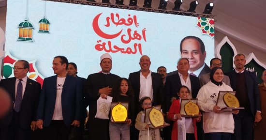محافظ الغربية يكرم حفظة القرآن الكريم على هامش حفل إفطار جماعى لأبناء المحلة