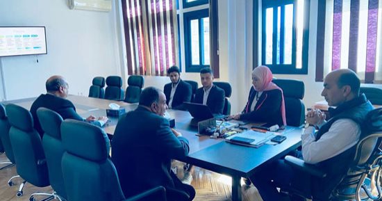 رئيس جامعة دمنهور يلتقى طلاب كلية الهندسة استعدادًا للمشاركة فى مسابقة "رالي السيارات الكهربائية Ever Egypt 2025"