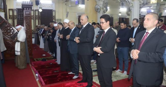 اللهم إنك عفو تحب العفو فاعف عنا.. خشوع فى دعاء ليلة القدر بمسجد ناصر ببنها.. فيديو