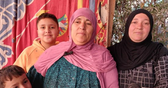 "ياكحك العيد ياحنا يا بسكويت يا احنا".. فرحة العيد على طريقة الشراقوة غير أى فرحة.. عم مصطفى وزوجته وأبناؤه مصدر بهجة الأطفال.. يصنعون البسكويت والكحك وشعارهم الأمانة والنظافة والمعاملة الطيبة.. فيديو وصور