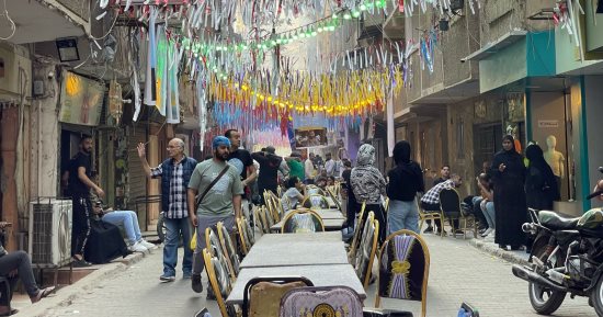للعام الرابع بامتداد 18 شارعا.. أهالى فيصل ينظمون مائدة إفطار رمضانية.. صور