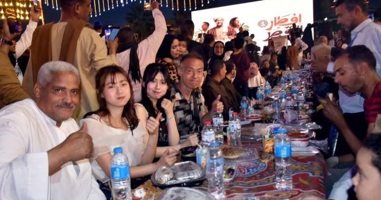 شباب ينظمون إفطارا لـ 10 آلاف صائم في ساحة سيدي أبو الحجاج.. لأول مرة فى الأقصر