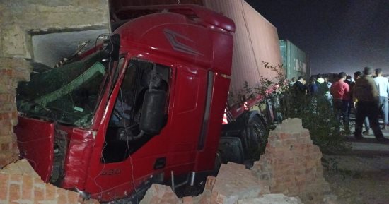 اصطدام سيارة تريلا بشرفة عقار في كفر شكر.. لجنة هندسية لتقييم أثار الحادث