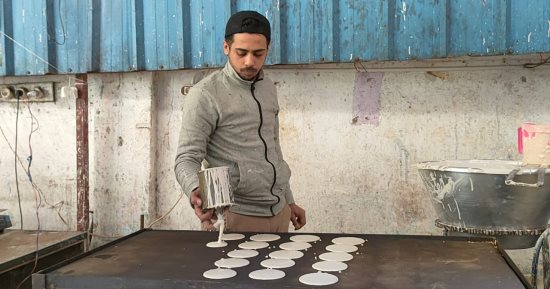 أصل صناعة القطايف.. محمد أشهر بائع قطايف بمحيط مسجد أحمد البدوى بطنطا