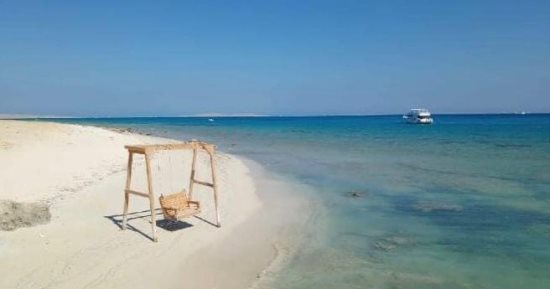 "الجفتون وأبو منقار ومجاويش".. جزر البحر الأحمر تستعد لاستقبال المعيدين.. المئات من اللنشات السياحية تبحر يوميا بين "ثالوث الطبيعة الخلابة".. والسياح يعودون إلى موطن طيور النورس والشواطئ الفيروزية.. صور