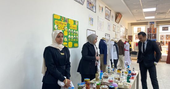 طلاب جامعة سمنود يبدعون فى تصنيع الملابس الجاهزة.. صور