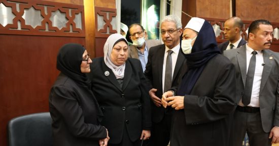 شيخ الأزهر يقدم واجب العزاء فى المحرصاوي رغم مرضه وقبل السفر للتعافى.. صور
