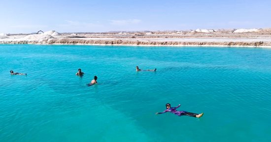 خريطة أماكن التنزه والرحلات بمطروح وسيوة خلال عيد الفطر.. إقبال عشاق المحافظة لقضاء الإجازة والاستمتاع بالهدوء والطبيعة البكر على الشواطئ.. زيارة المناطق الأثرية والترفيهية.. وواحة سيوة تجذب عشاقها.. صور