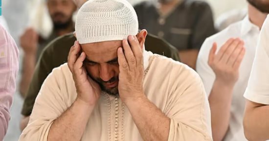أجواء روحانية.. أكثر من 2.5 مليون من ضيوف الرحمن يشهدون ختم القرآن الكريم بالمسجد الحرام.. توافد ضيوف الرحمن بكثافة على أروقة وساحات وصحن المطاف.. دليل إرشادى لتسهيل تنقل المصلين.. ومصاحف بلغات متعددة
