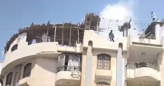 محافظة القاهرة تزيل بناء مخالفا بالمقطم: لن يتم التهاون فى مواجهة المخالفات