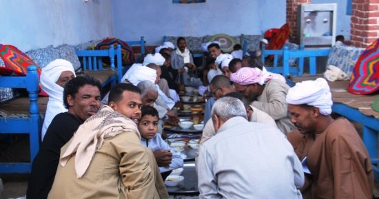 العيد فرحة.. قبائل الصعيد يتجمعون فى صبيحة عيد الفطر على مائدة واحدة.. "الشعرية باللبن" شعار عائلات السبيعات فى قرية أقليت بأسوان.. الأهالى يؤكدون: نسعى لـ"لم شمل" ونبذ الفرقة ونحافظ على موروثات الأجداد.. صور