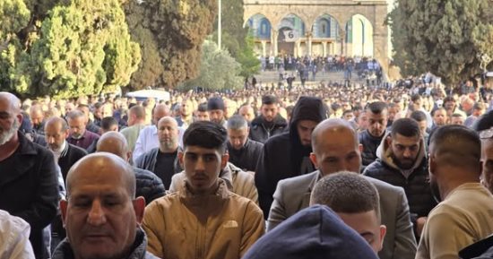عشرات الآلاف يؤدون الجمعة فى المسجد الأقصى وسط إجراءات عسكرية إسرائيلية
