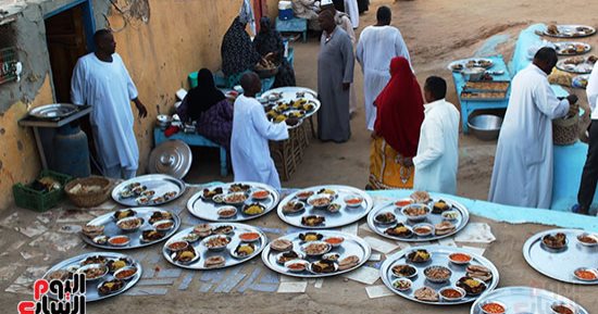 30 يوم فى الشارع.. حكاية إفطار أهالى النوبة على مدار شهر رمضان.. لمة حلوة وأكلات مميزة وزينة وبالونات.. النوبيون يتنافسون على العزومات بالشهر الكريم.. "الكابد والإتر والأبريه" أشهى الموائد.. صور وفيديو
