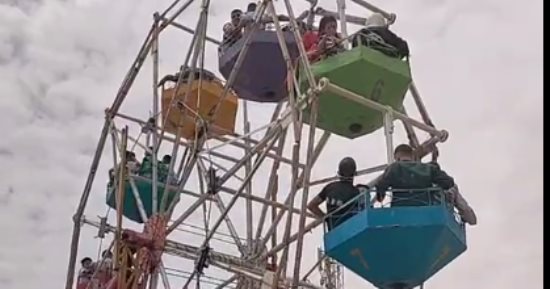 العيد فرحة.. أهالى سوهاج يحتفلون بعيد الفطر بركوب الخيل والمراجيح.. فيديو