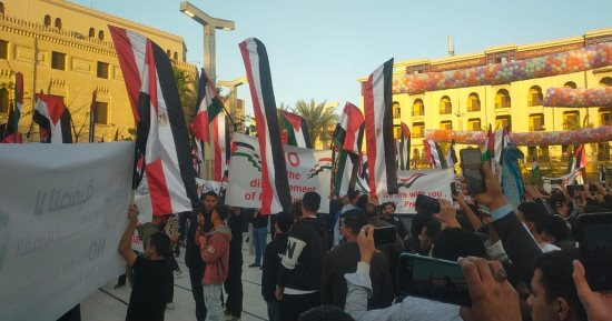 الآلاف يؤدون صلاة عيد الفطر المبارك بمسجد الإمام الحسين ويرفعون أعلام فلسطين