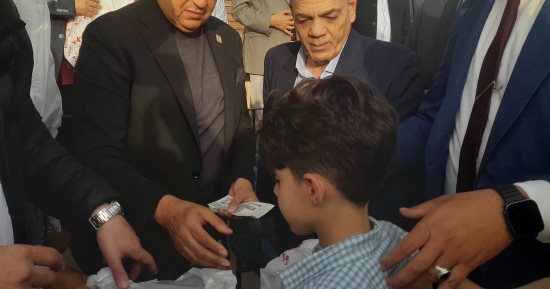 محافظ جنوب سيناء يوزع هدايا وألعاب على الأطفال احتفالا بعيد الفطر