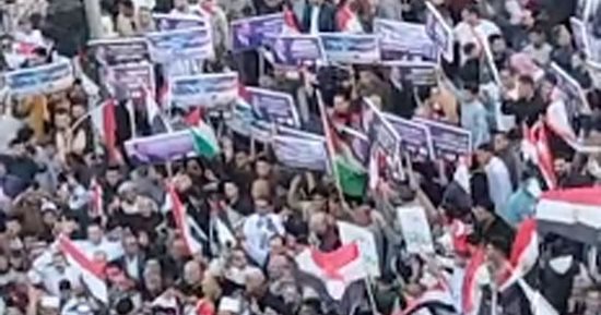 آلاف المصريين بمدينة بدر يرفضون تهجير الفلسطينيين: "غزة أرض عربية".. فيديو