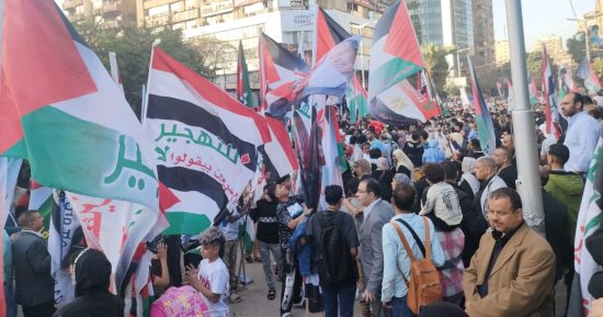 الشعب ينتفض لرفض تهجير الفلسطينيين.. ملايين المواطنين يحتشدون فى ميادين القاهرة والجيزة عقب صلاة عيد الفطر لدعم موقف مصر.. نواب وسياسيون ينضمون للمواطنين.. أعلام مصر وفلسطين وصور الرئيس السيسى تتصدر المشهد