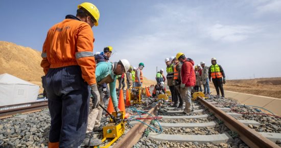 مصر تنضم لقائمة أهم الدول المشغلة للقطارات فائقة السرعة.. تشغيل الخط الأول للقطار السريع قريبا.. الشبكة الجديدة تخدم 60 مدينة مصرية وتربط الموانئ بمناطق الإنتاج.. 3 خطوط تغير خريطة النقل فى مصر.. صور