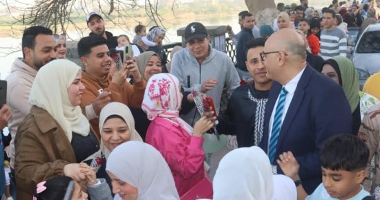 محافظ القليوبية ومدير الأمن ورئيس جامعة يوزعون الورود على المواطنين على كورنيش بنها