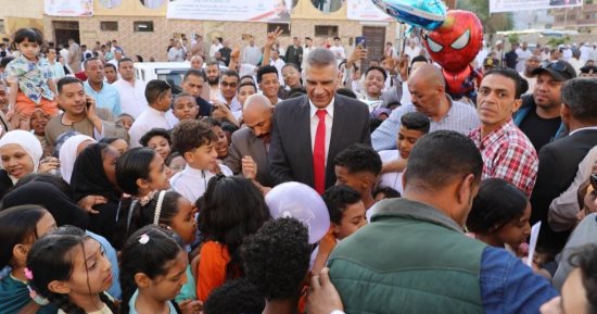 محافظ أسوان يوزع كروت التهنئة بعيد الفطر والعيدية على الأطفال