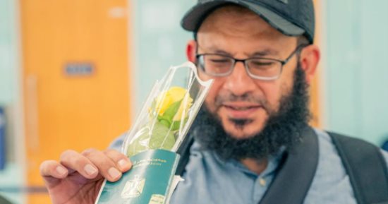 "جوازات" السعودية تودع المسافرين فى عيد الفطر بالورود والهدايا.. صور
