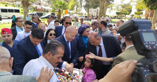 محافظ القاهرة يوزع الحلوى والهدايا على الأطفال بالحديقة الدولية.. صور