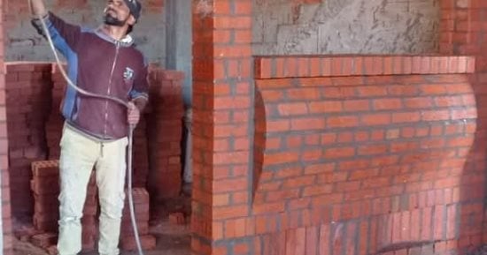 ديكورات معمارية بالطوب الأحمر.. قصة المعلم زبادى أشهر صنايعي بناء بالغربية