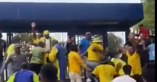 صن داونز ضد الترجي.. اشتباكات عنيفة بين الجماهير في المدرجات "فيديو"