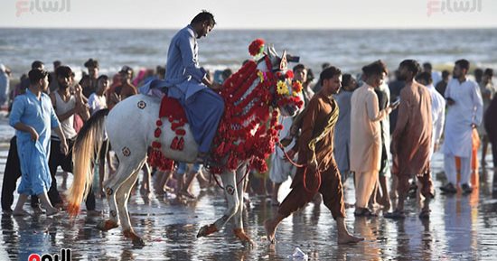 الخروج إلى الشواطئ وركوب الخيل.. احتفالات باكستان بثالث أيام العيد