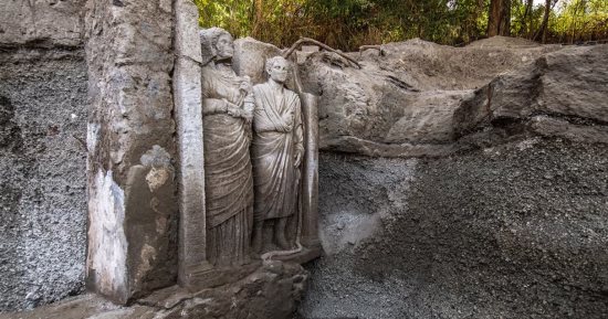العثور على تمثالين بحجم الإنسان أثناء حفريات مقبرة بومبى