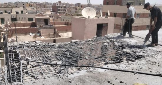محافظة القاهرة تزيل مخالفات بناء بالمقطم.. صور