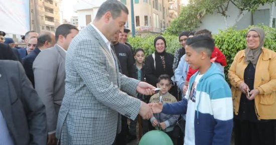 ضحك وورد وكوبونات شراء.. عيديات محافظ دمياط على المواطنين بالشوارع
