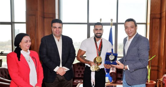 محافظ السويس يكرم مايكل جمال بطل كمال الأجسام لفوزه بالمركز الأول ببطولة العالم