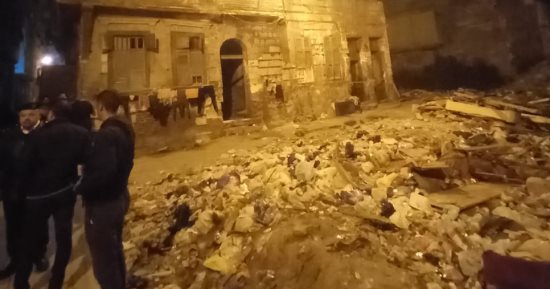 مصرع أم وبناتها الثلاثة وإصابة الزوج فى انهيار عقار بحى الجمرك بالإسكندرية