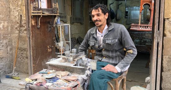 من الدرب الأحمر لدول العالم.. تطعيم الخشب رحلة إبداع لا حدود لها بأنامل مصرية