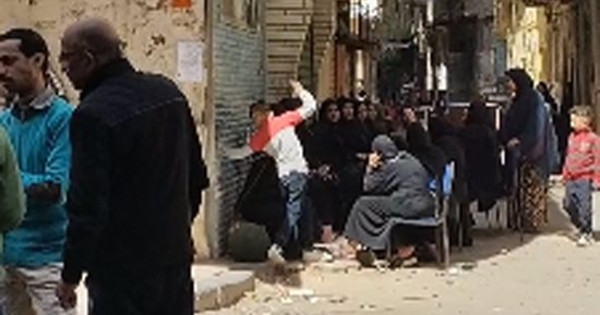 تفاصيل مصرع أم وأبنائها الثلاثة بعقار الجمرك المنهار بالإسكندرية.. فيديو