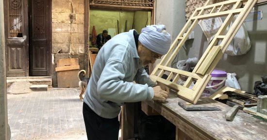 أقدم نجار عربى.. جلال محمد 78 عامًا ومازال يبدع فى صناعة الأرابيسك