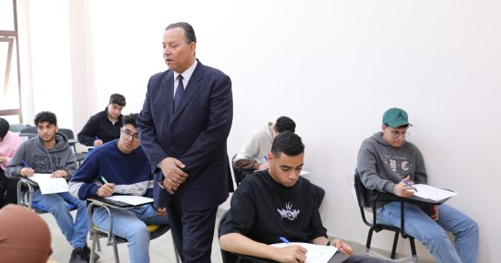 رئيس جامعة المنصورة الجديدة يتابع انطلاق اختبارات منتصف الترم الثاني
