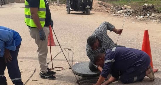محافظ أسوان: تشكيل لجنة فنية لدراسة أسباب طفح الصرف بمنطقة الكرور